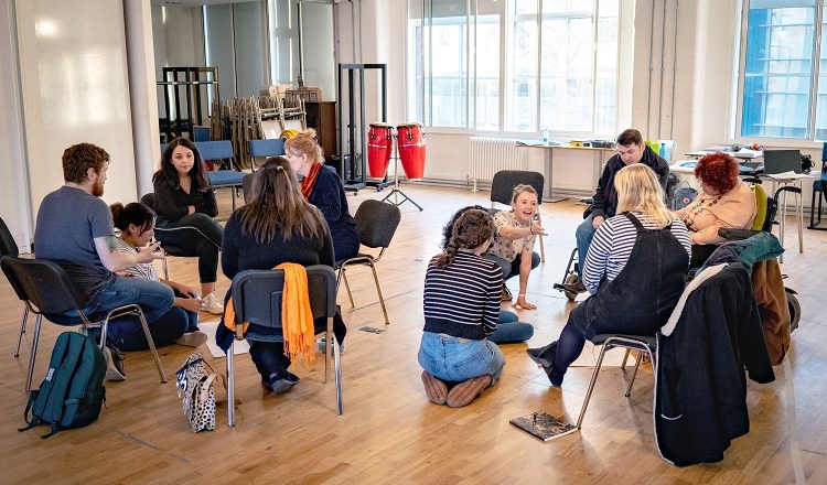 Free courses for deaf and disabled people at the beginning of their theatre careers