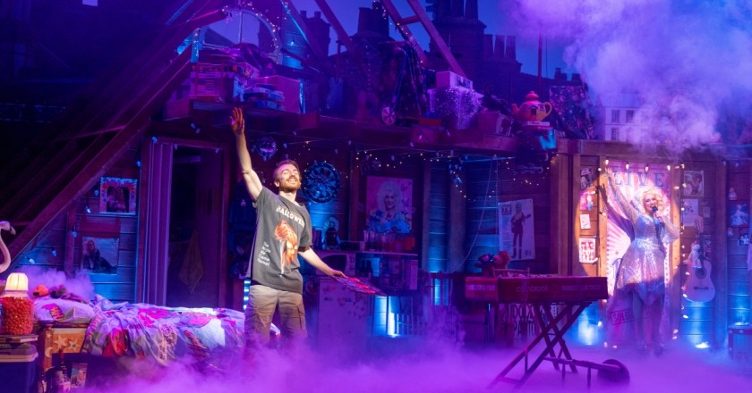 Here You Come Again – Liverpool Empire